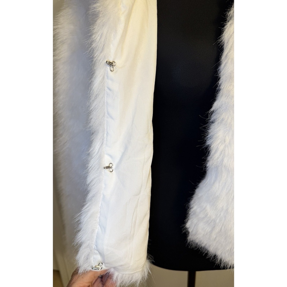 Edikted White Faux Fur Cropped Jacket Size Small - Picture 5 of 10